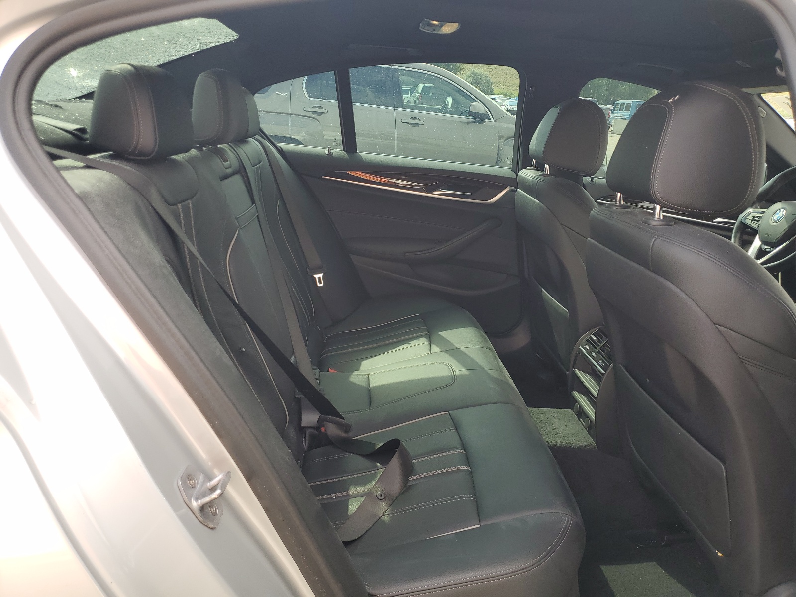 WBAJA7C53KWW06083 2019 BMW 530 Xi