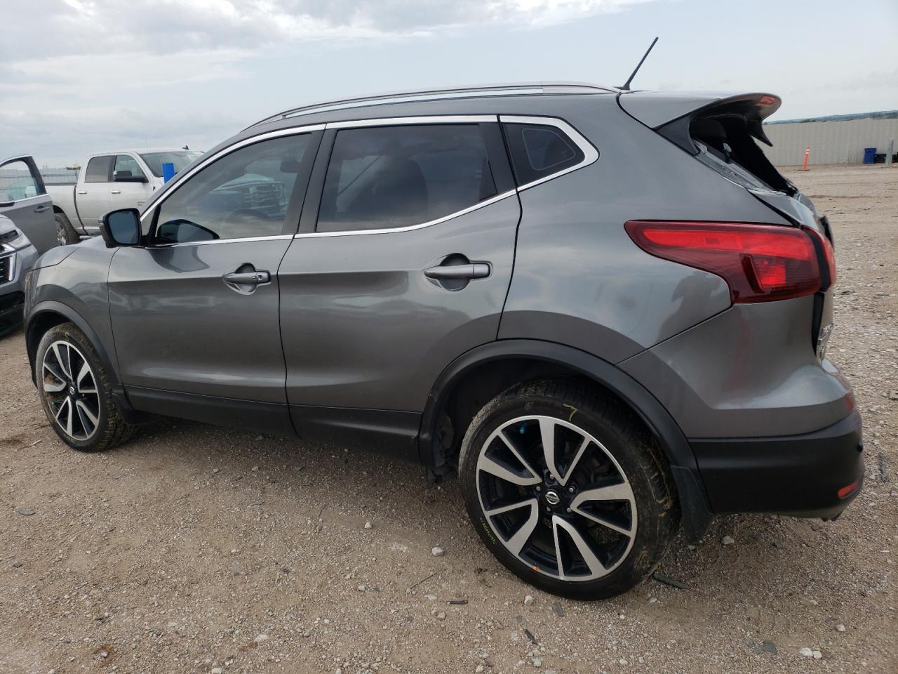 JN1BJ1CR7JW268731 2018 NISSAN ROGUE - Image 2