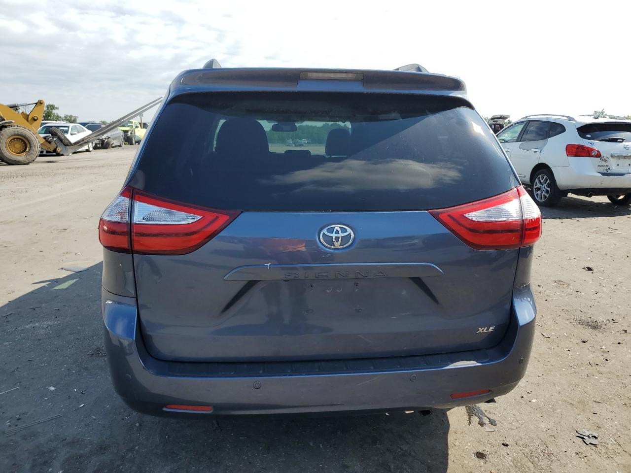 5TDYZ3DC7HS818204 2017 Toyota Sienna Xle