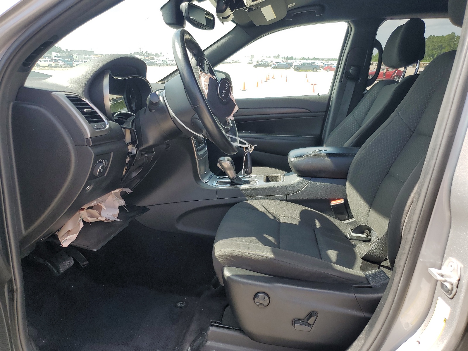 1C4RJEAG8JC247392 2018 Jeep Grand Cherokee Laredo