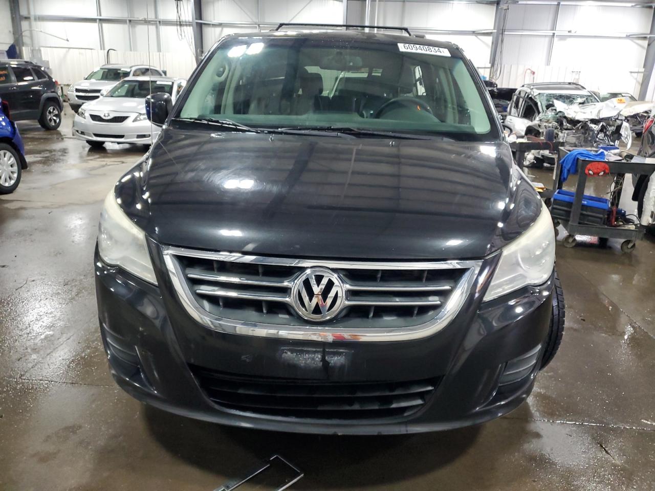 2011 Volkswagen Routan - Image 5