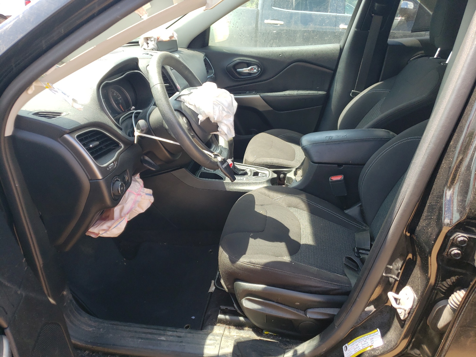 1C4PJLCB1KD220978 2019 Jeep Cherokee Latitude