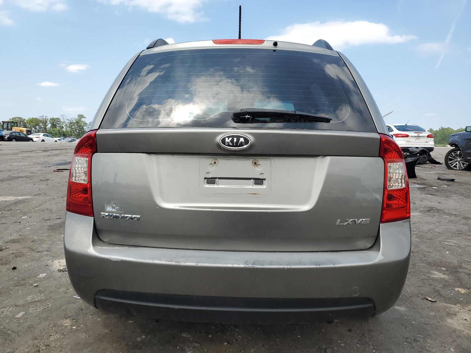 KNAFG526897252858 2009 Kia Rondo Lx