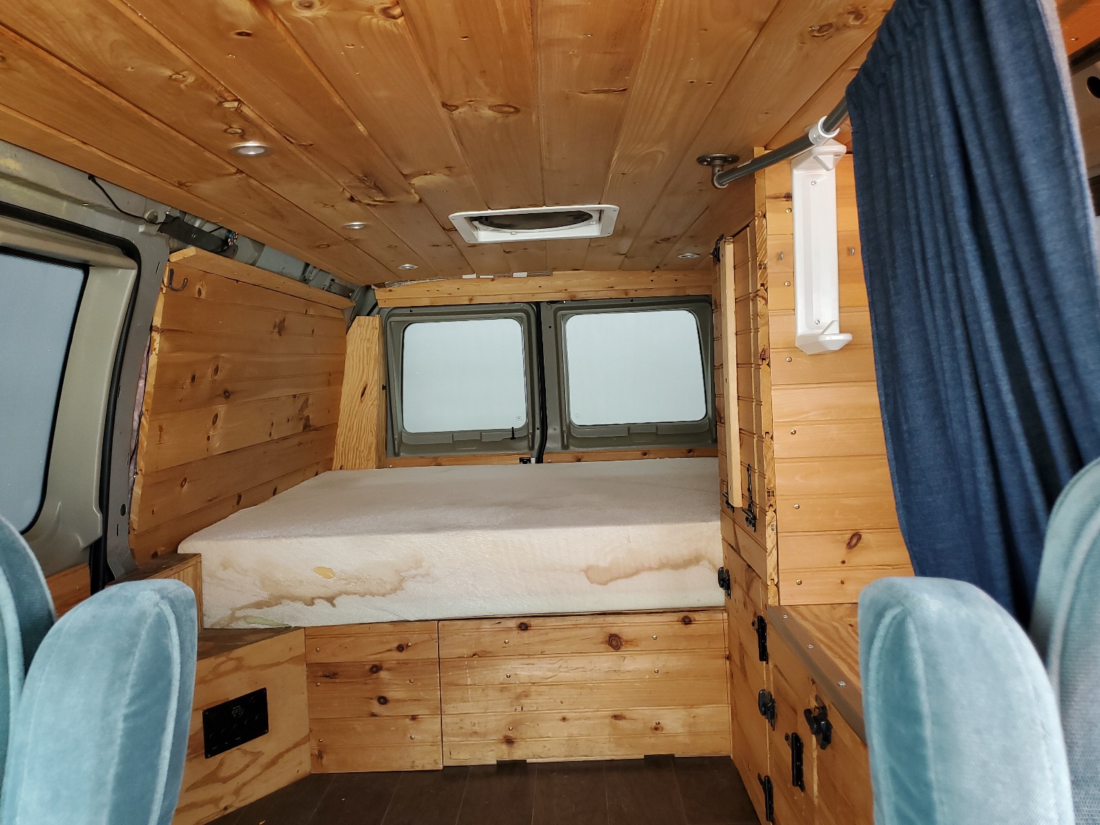 1FDRE142XXHB63224 1999 Ford Econoline E150 Van