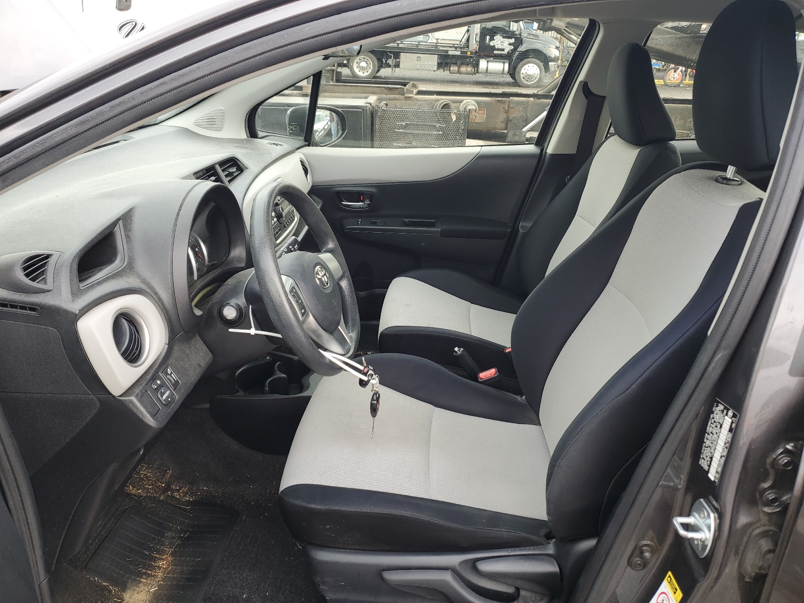 JTDKTUD36CD518090 2012 Toyota Yaris