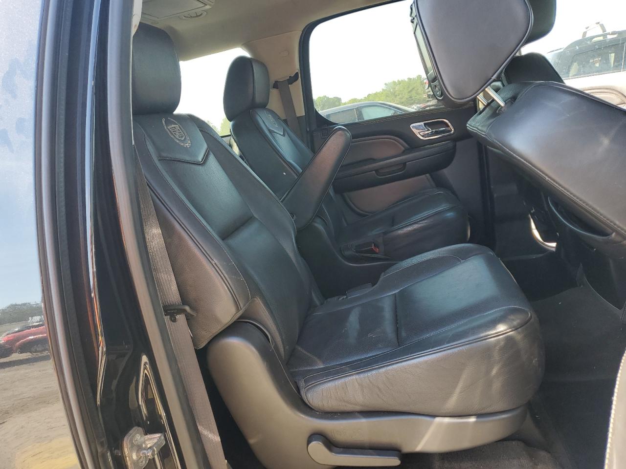 2013 Cadillac Escalade - Image 11