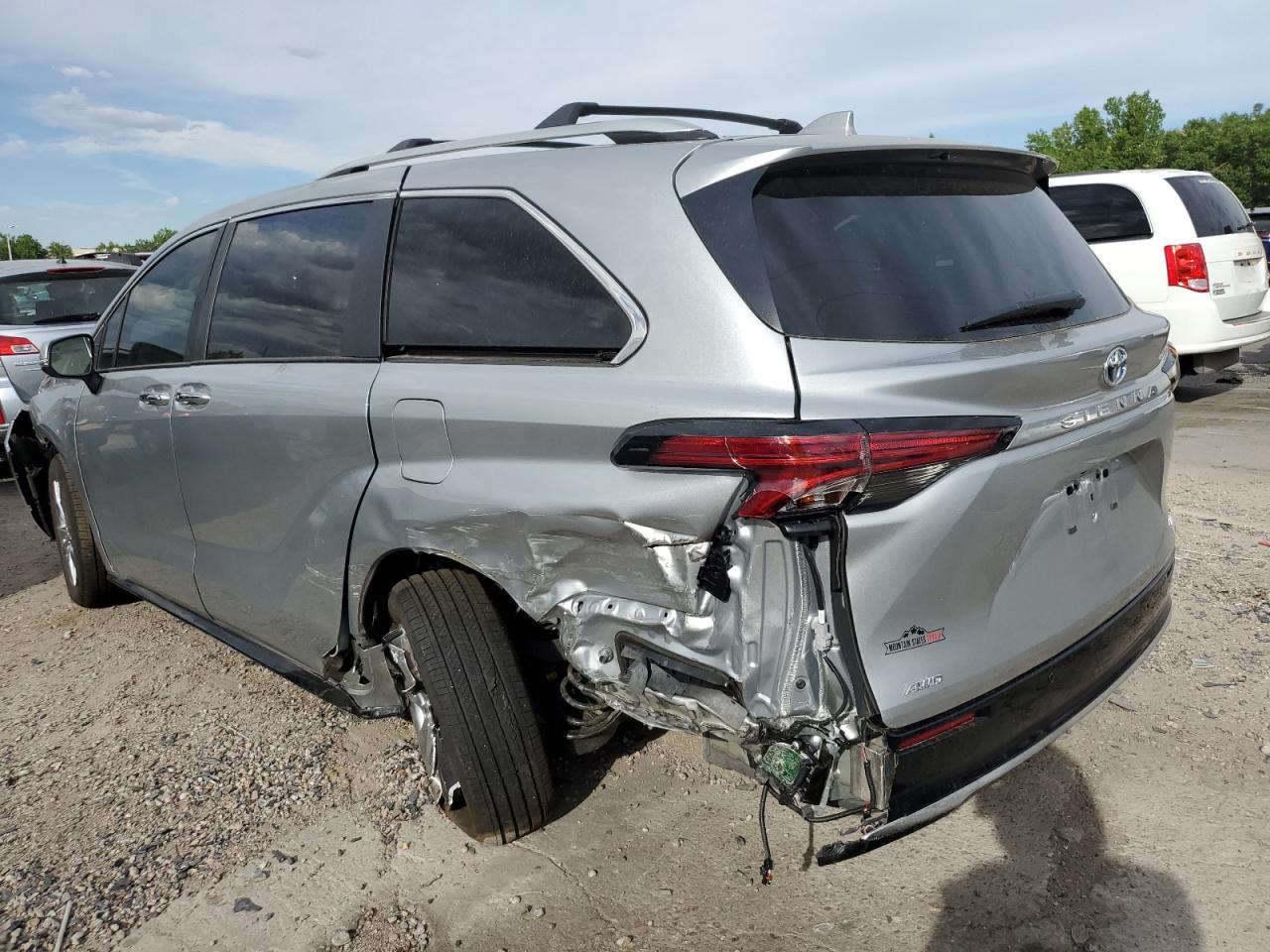 5TDZSKFC9RS119111 2024 TOYOTA SIENNA - Image 2