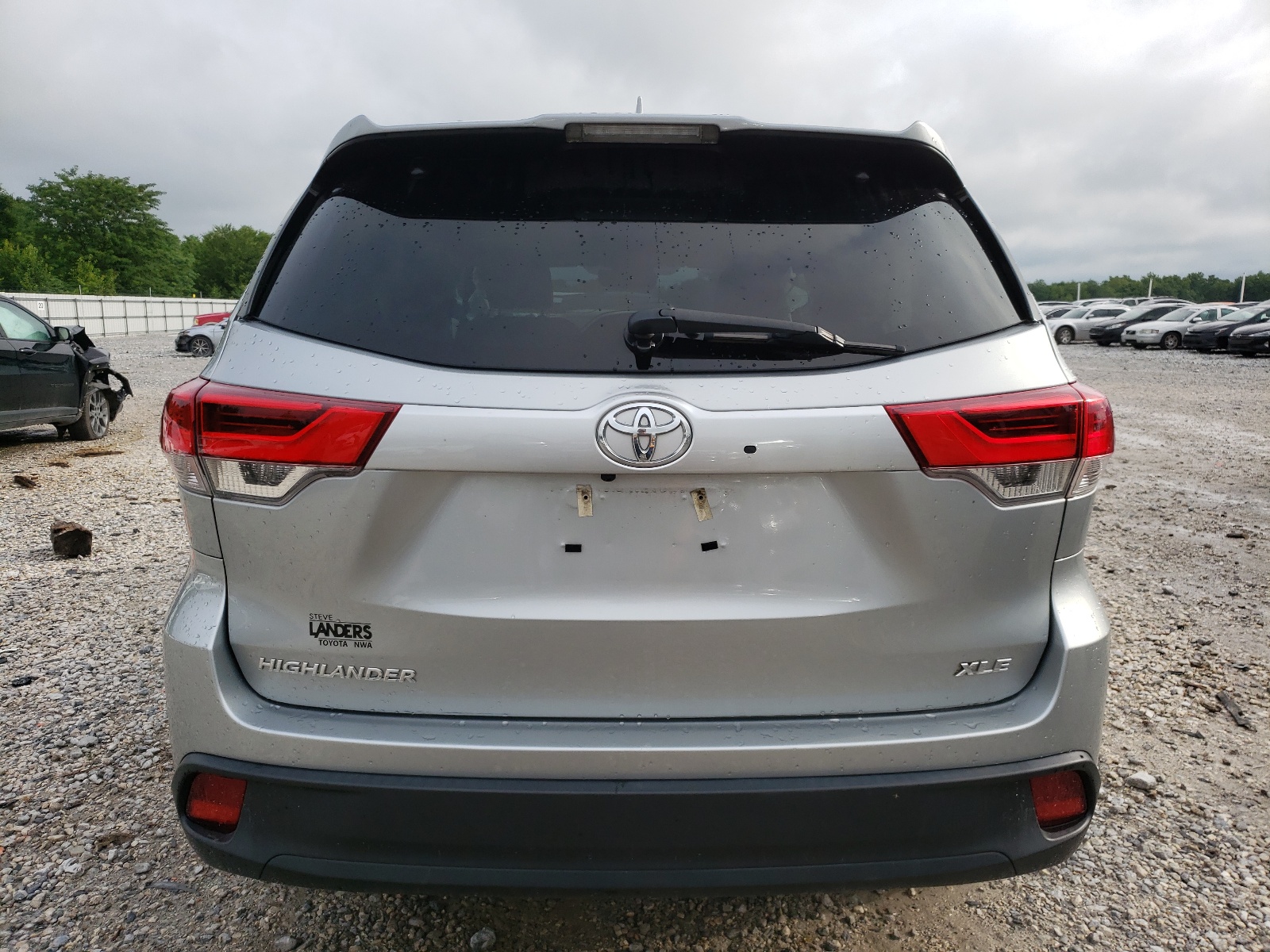 5TDKZRFH8HS520228 2017 Toyota Highlander Se