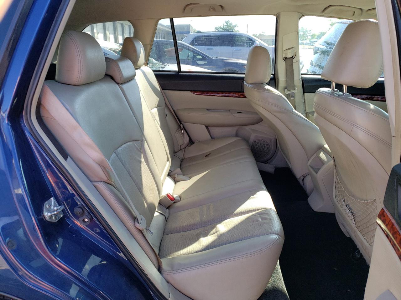 2011 Subaru Outback - Image 10
