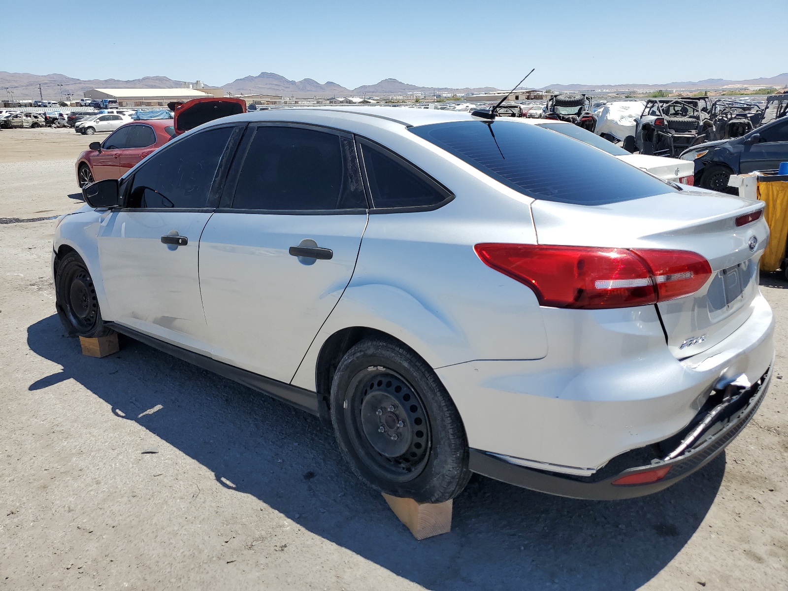 2018 Ford Focus S vin: 1FADP3E21JL287752