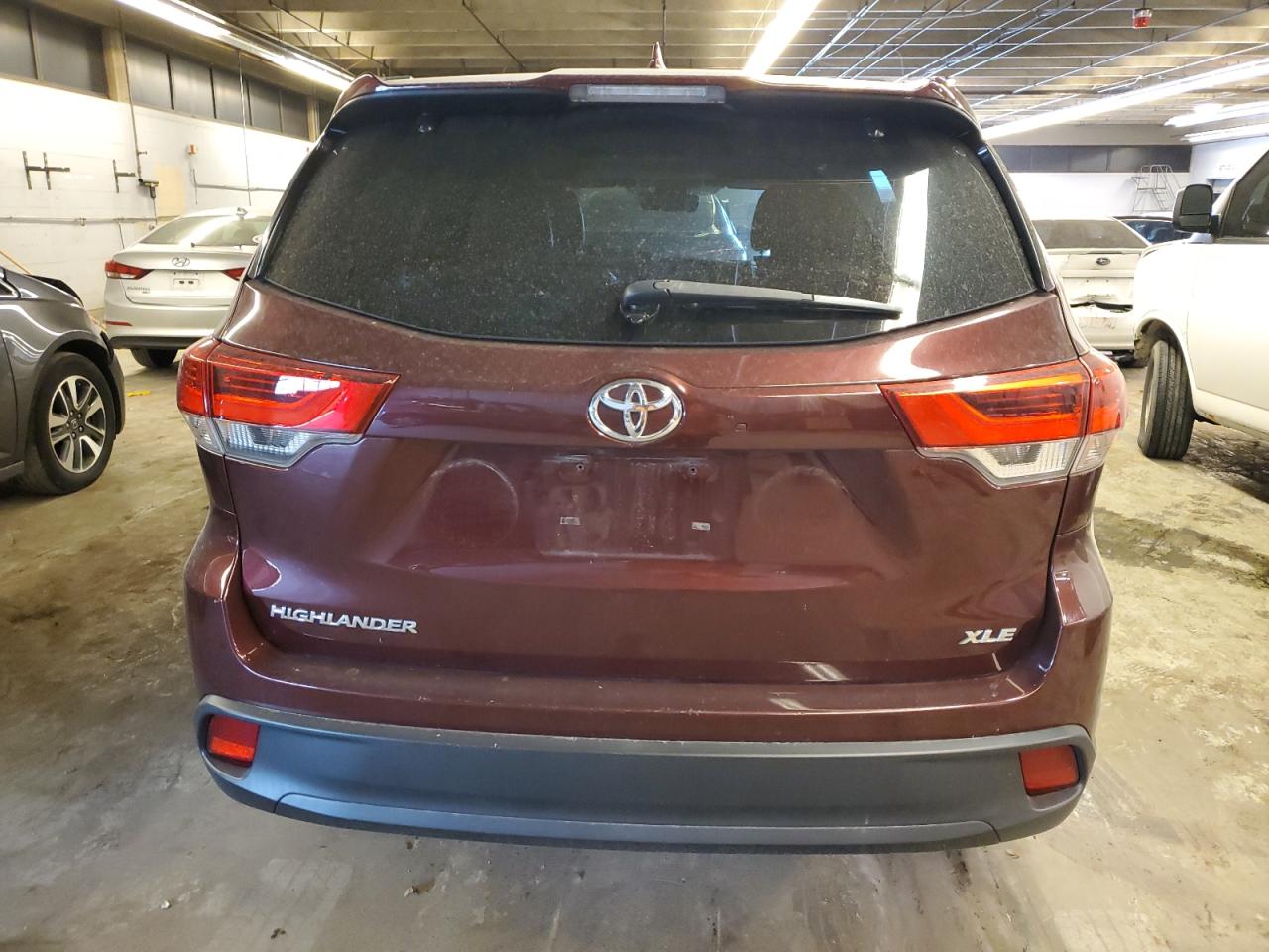 5TDKZRFH2JS282852 2018 Toyota Highlander Se