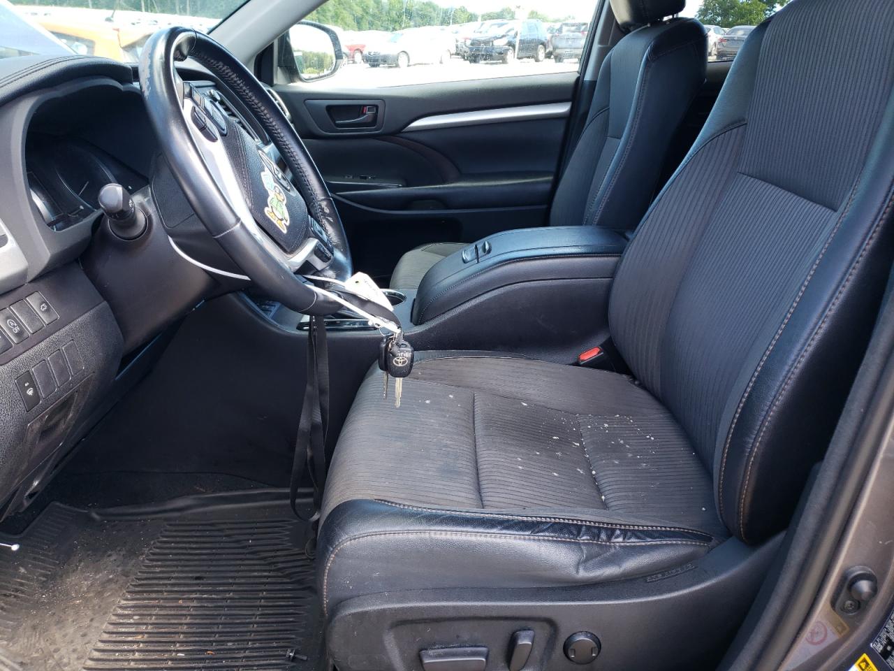 2018 Toyota Highlander Le VIN: 5TDBZRFH2JS843499 Lot: 57617054