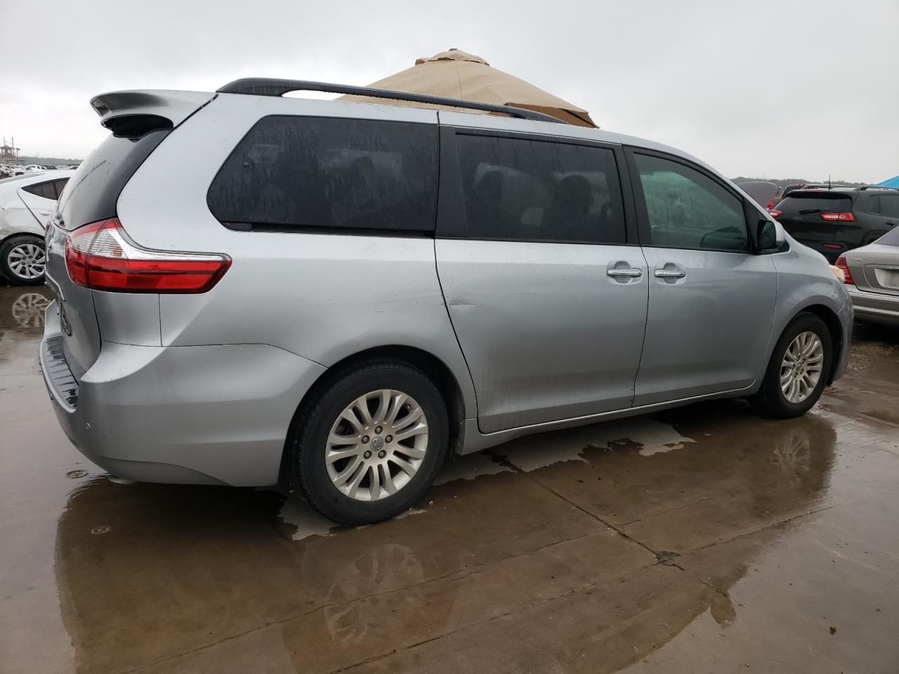 2015 Toyota Sienna - Image 3