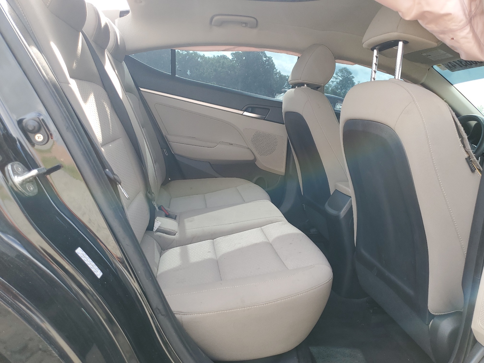 KMHD74LFXKU821215 2019 Hyundai Elantra Se