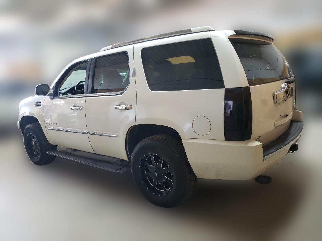2007 Cadillac Escalade - Image 2