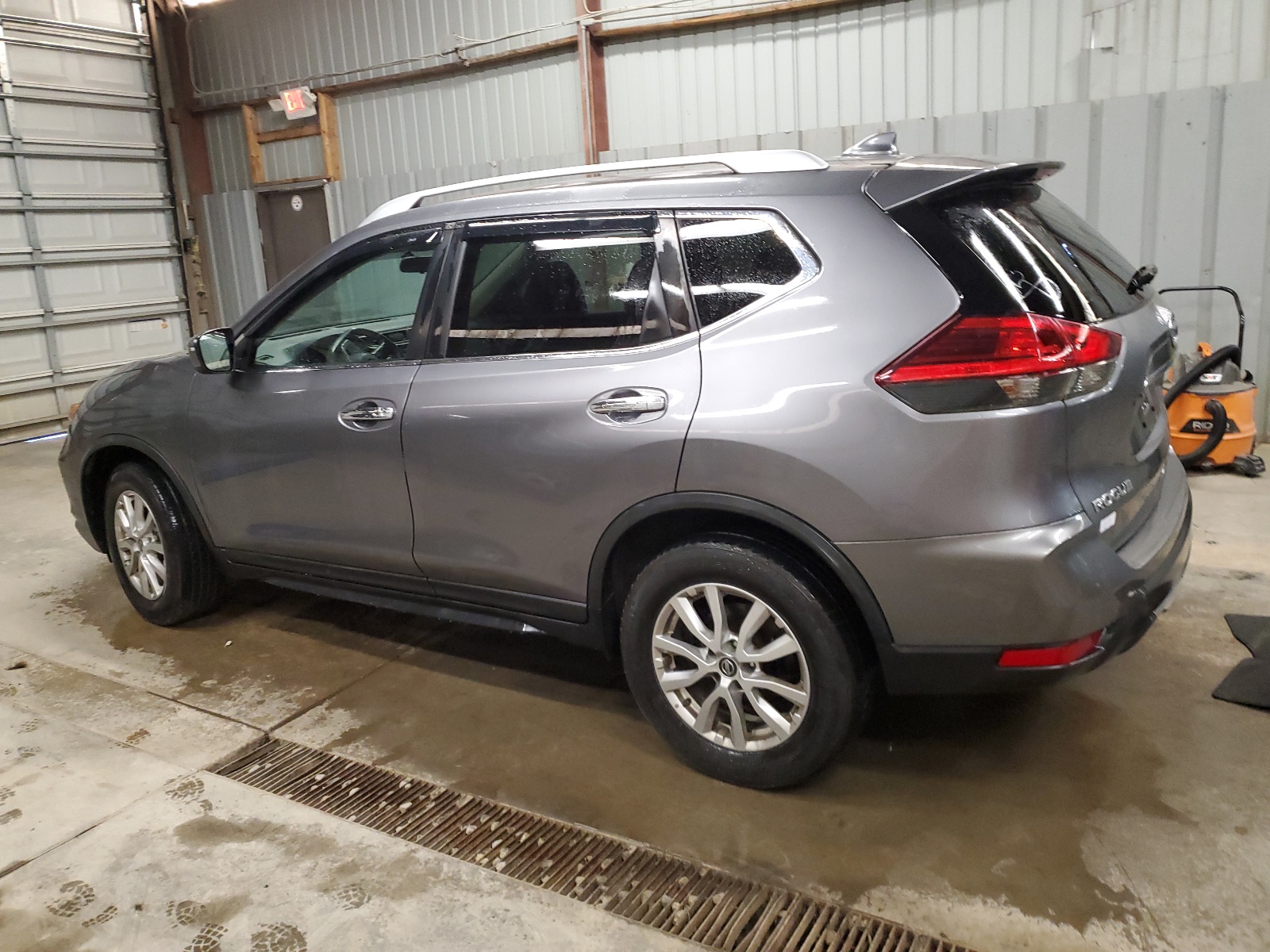 2017 Nissan Rogue S vin: KNMAT2MV3HP577105