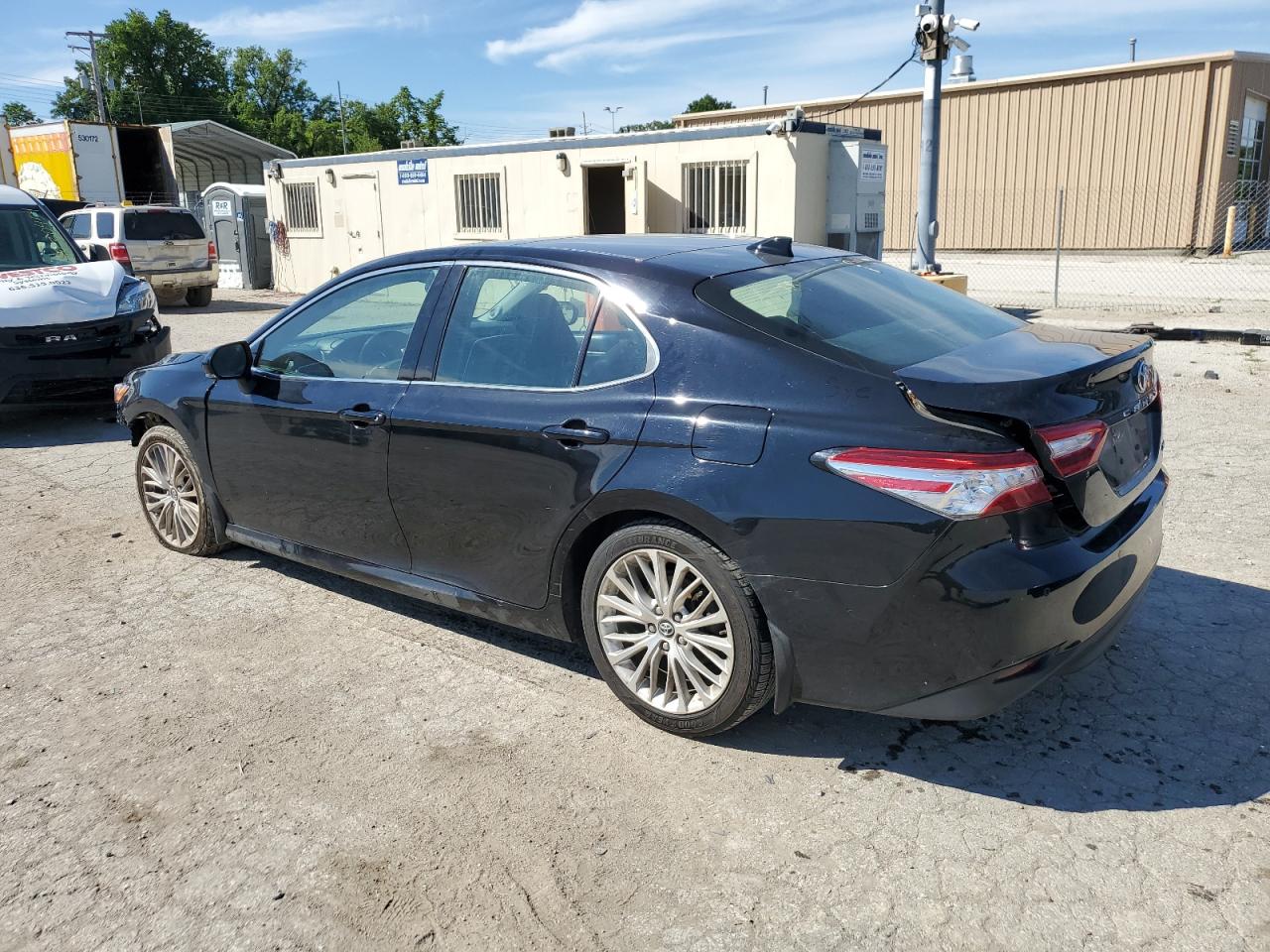 4T1B11HKXJU011353 2018 TOYOTA CAMRY - Image 2