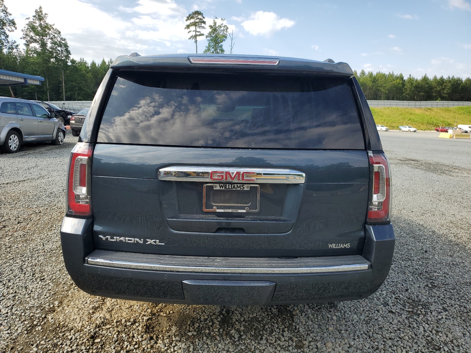 1GKS2HKJ5KR196043 2019 GMC Yukon Xl Denali