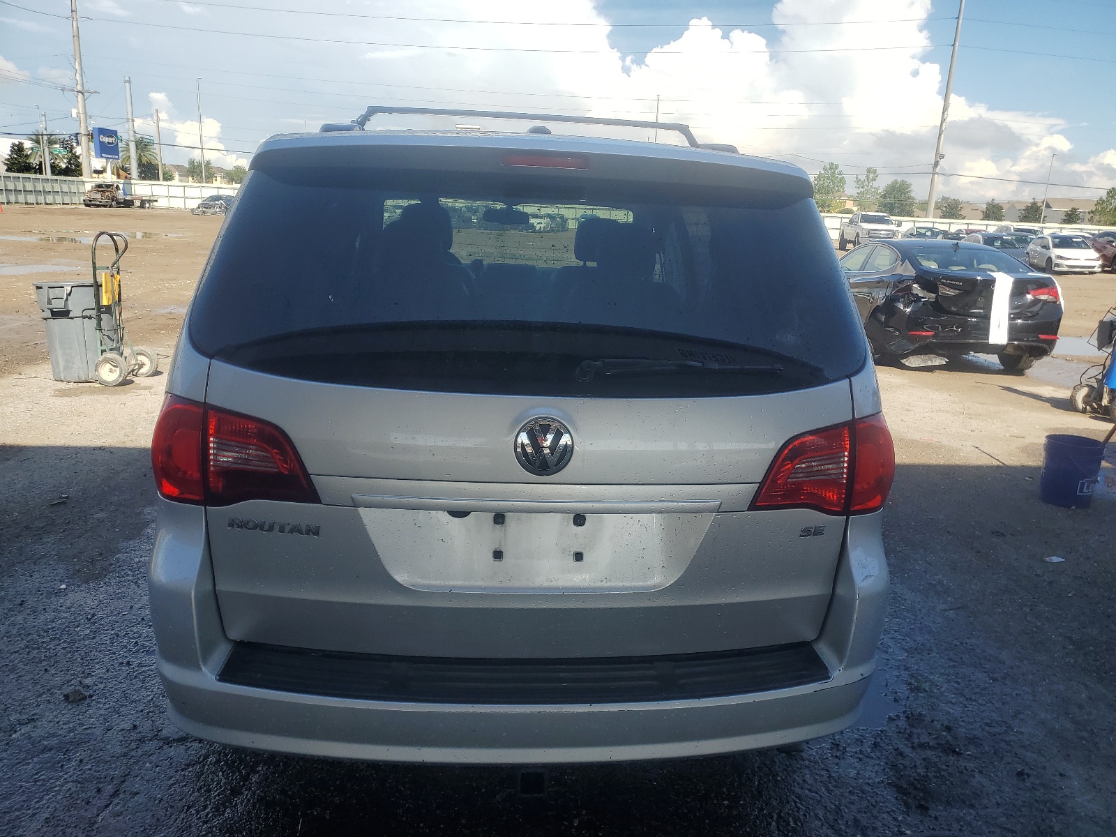 2V4RW3DG0BR738748 2011 Volkswagen Routan Se