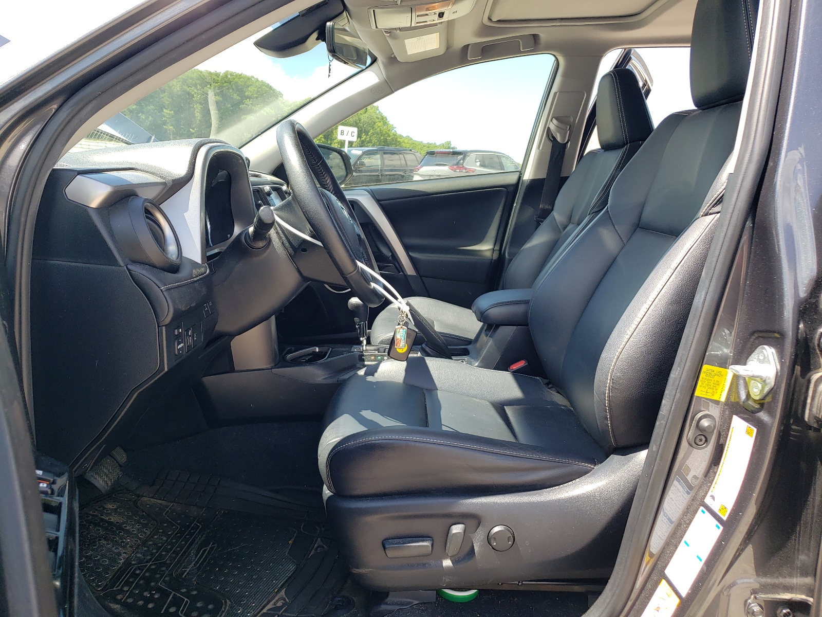 JTMDFREV9HJ153734 2017 Toyota Rav4 Limited