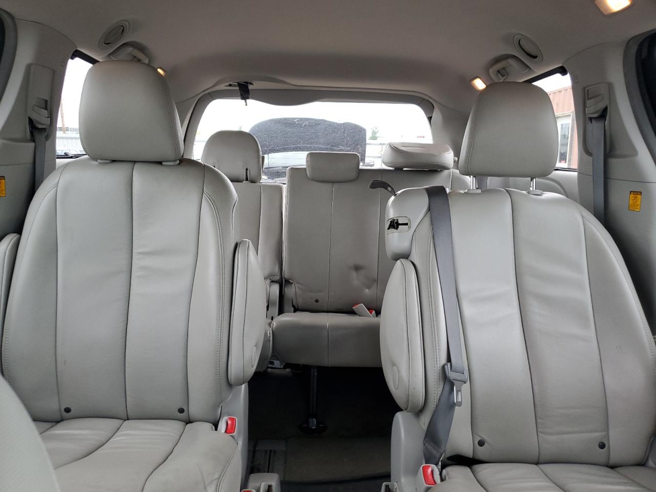 2013 Toyota Sienna - Image 10