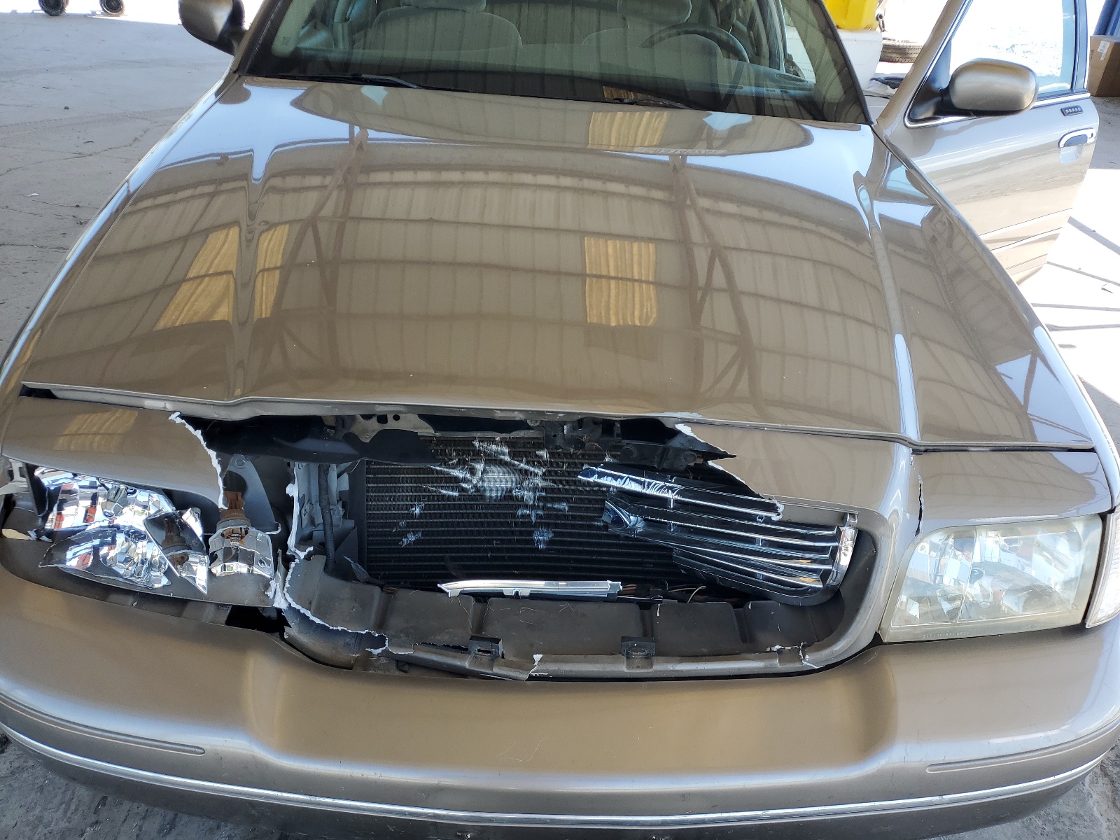 2FAFP73W71X127934 2001 Ford Crown Victoria