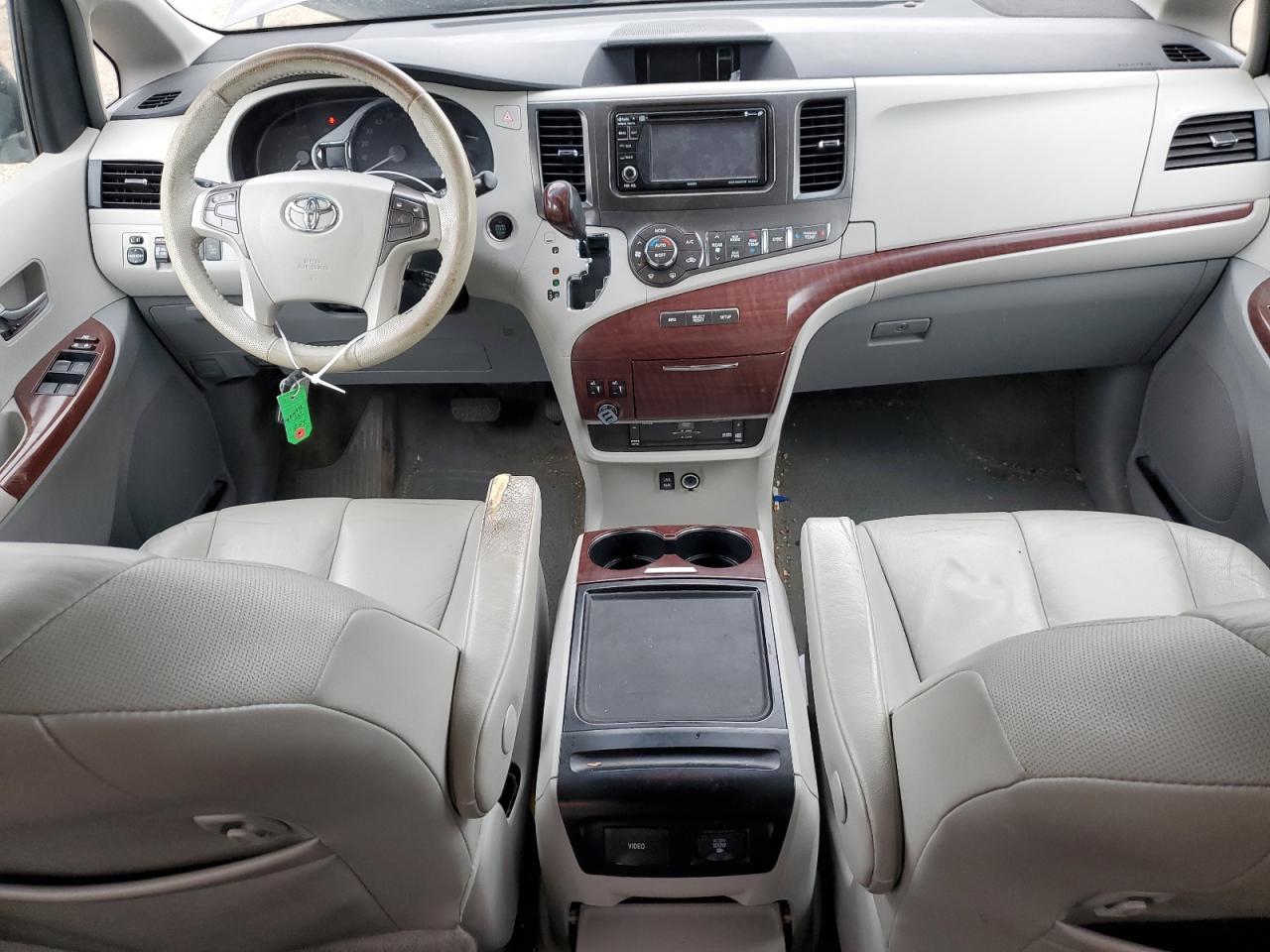 2013 Toyota Sienna - Image 8