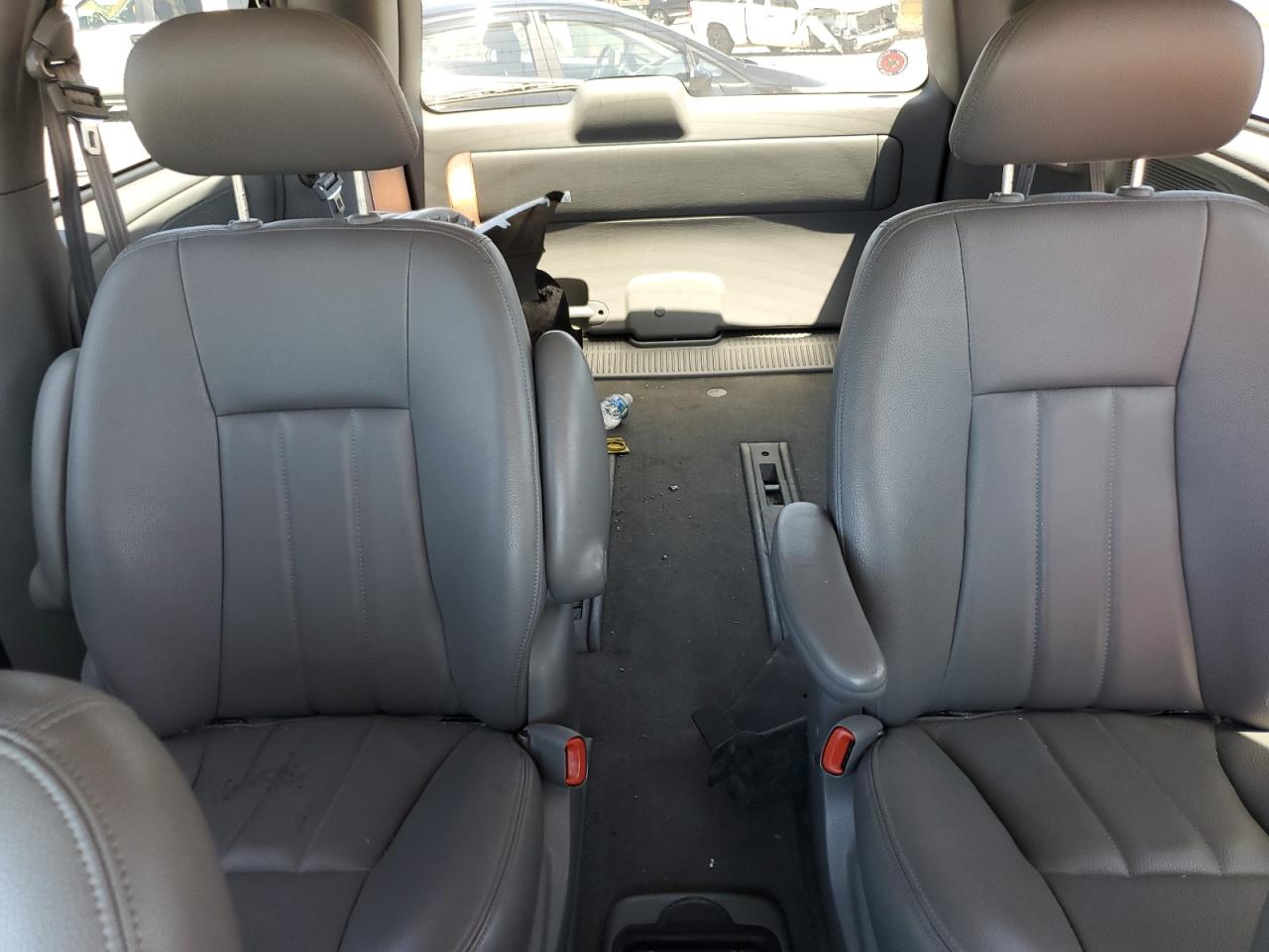 2004 Chrysler Town & Country Touring VIN: 2C8GP54L74R600214 Lot: 60028134