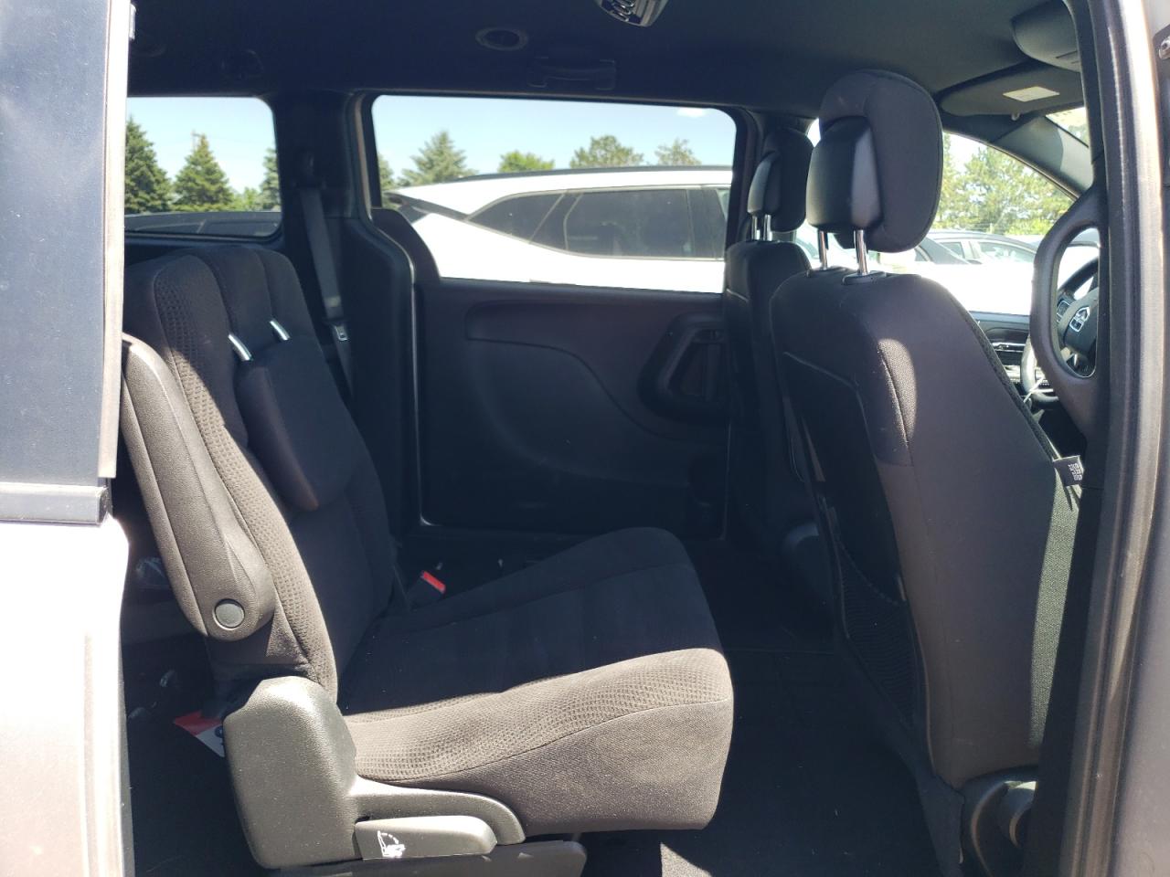 2017 Dodge Caravan - Image 11