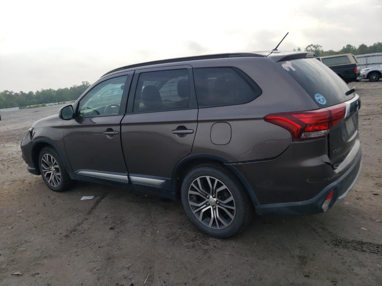 2016 Mitsubishi Outlander - Image 2