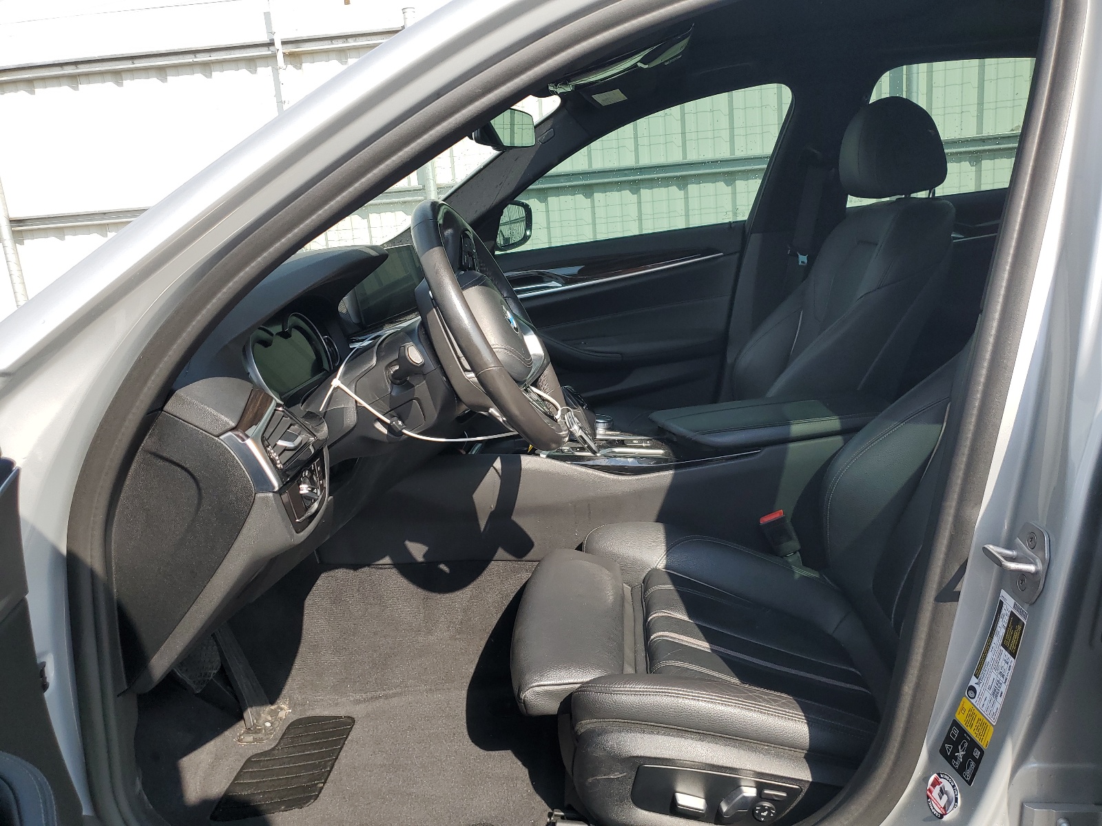 WBAJA7C53KWW06083 2019 BMW 530 Xi