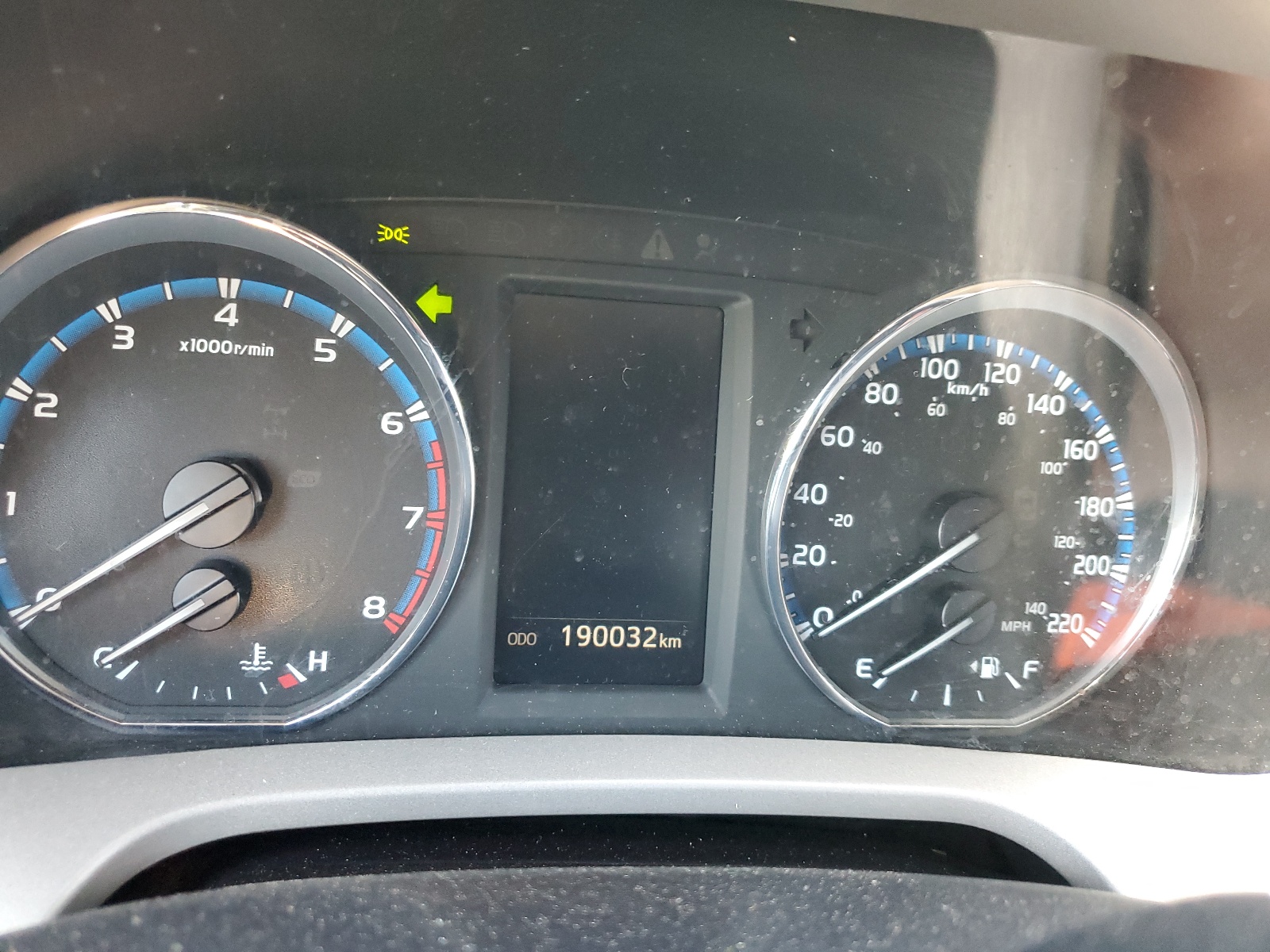 2T3BFREV9JW702959 2018 Toyota Rav4 Le