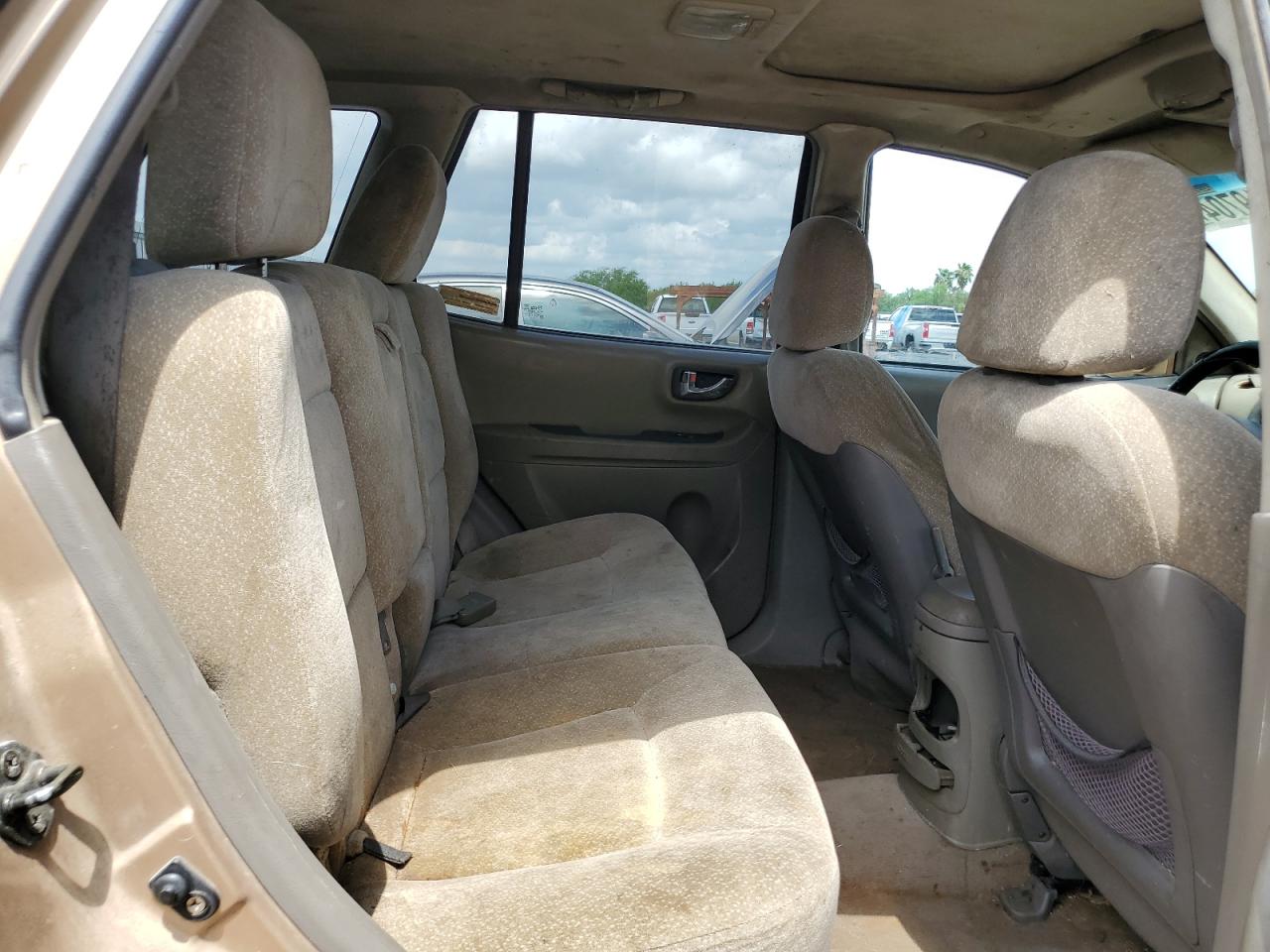 2004 Hyundai Santa Fe - Image 11