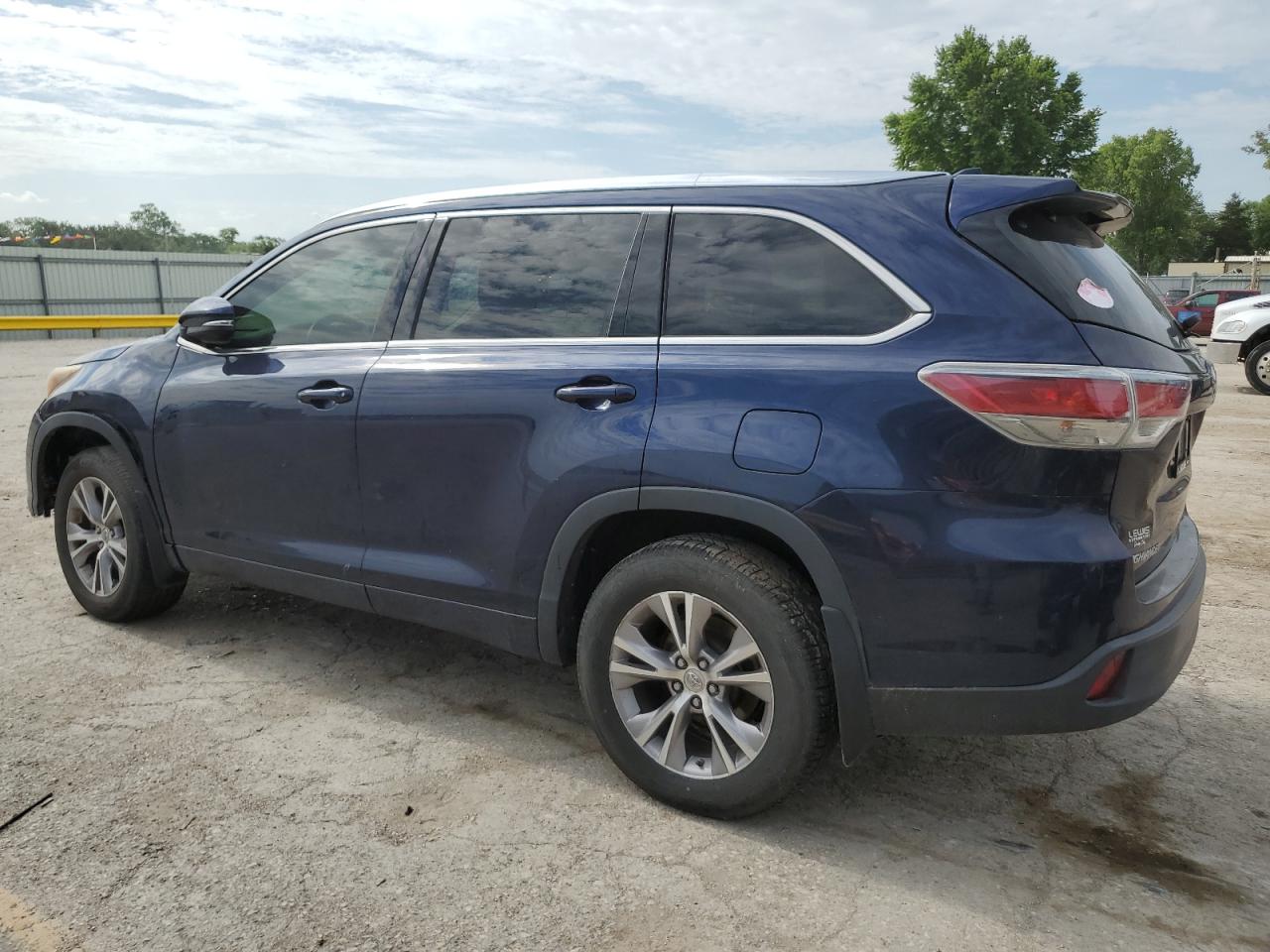 5TDJKRFH8FS158592 2015 TOYOTA HIGHLANDER - Image 2