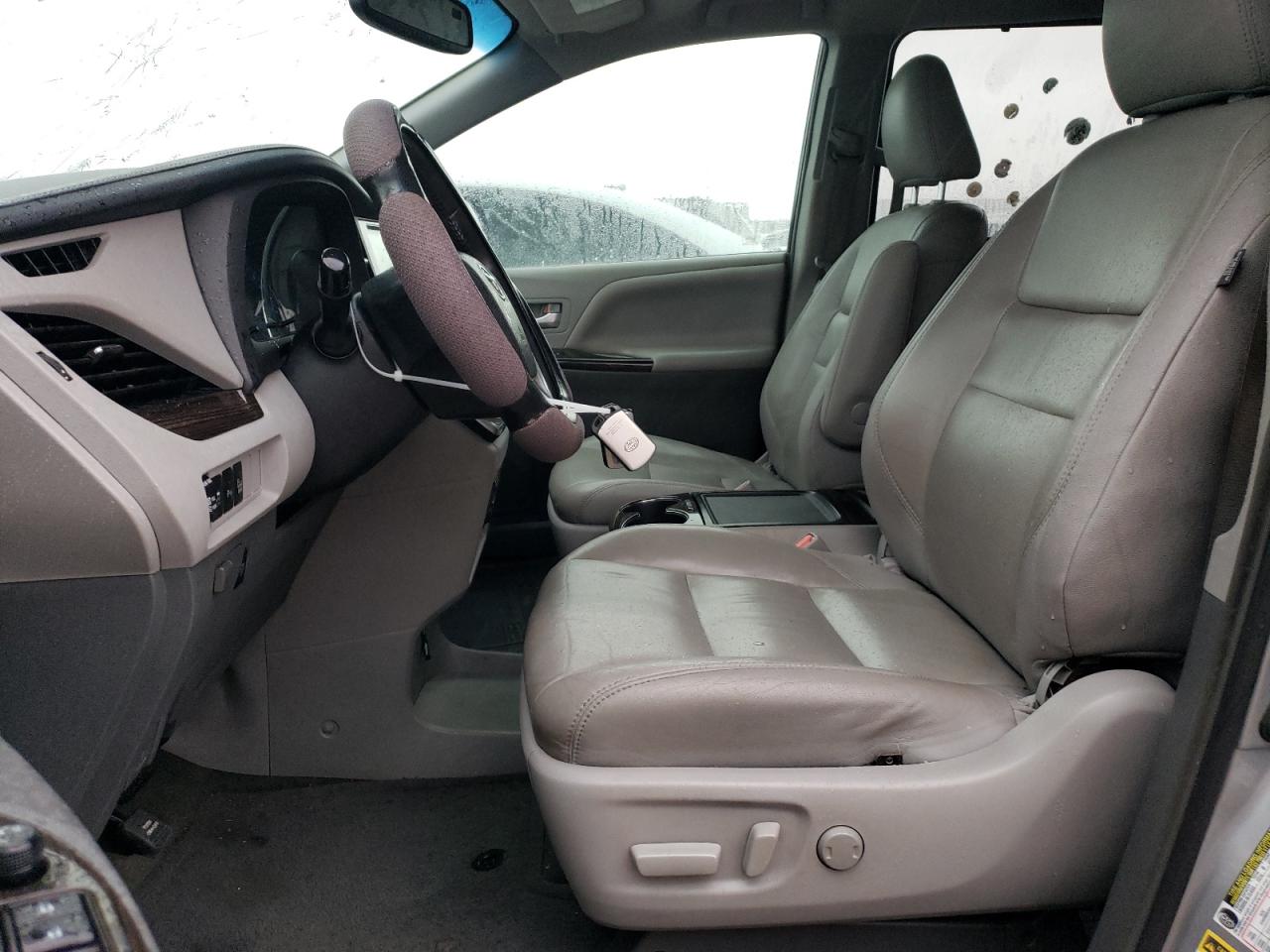 2015 Toyota Sienna - Image 7