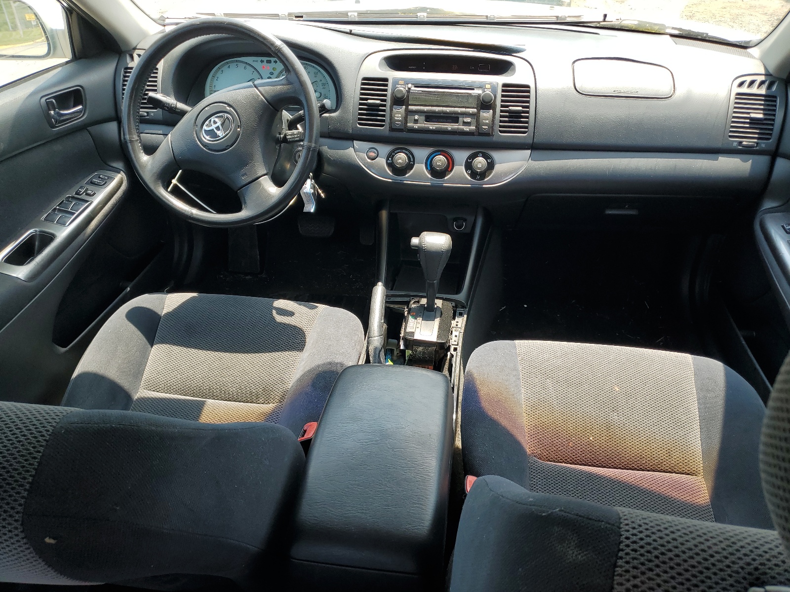 4T1BE32K44U825690 2004 Toyota Camry Le