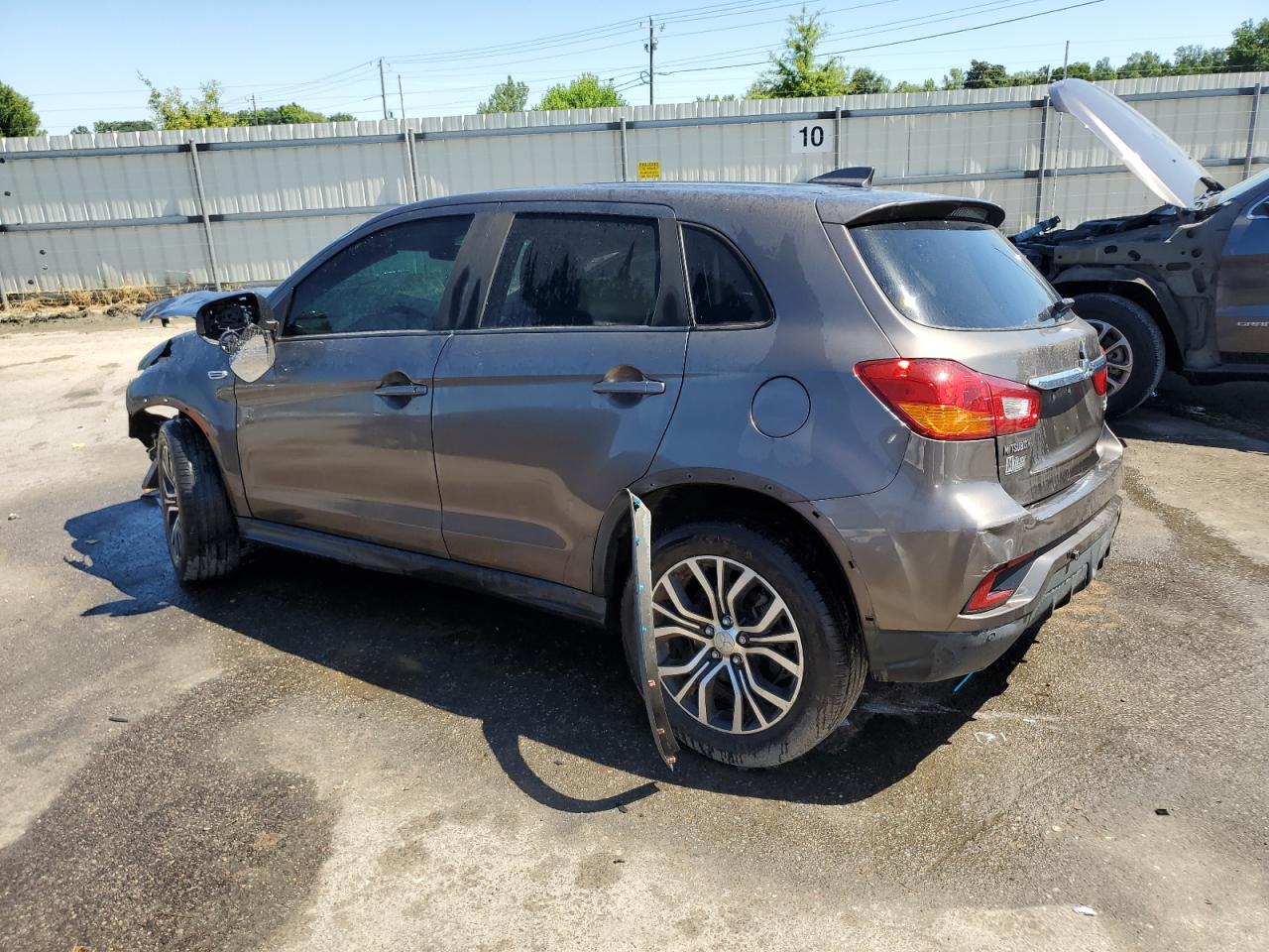 JA4AR3AU8JZ009128 2018 MITSUBISHI OUTLANDER - Image 2