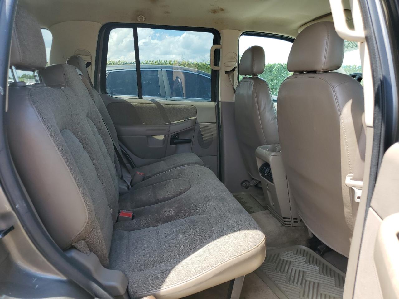2005 Ford Explorer - Image 10