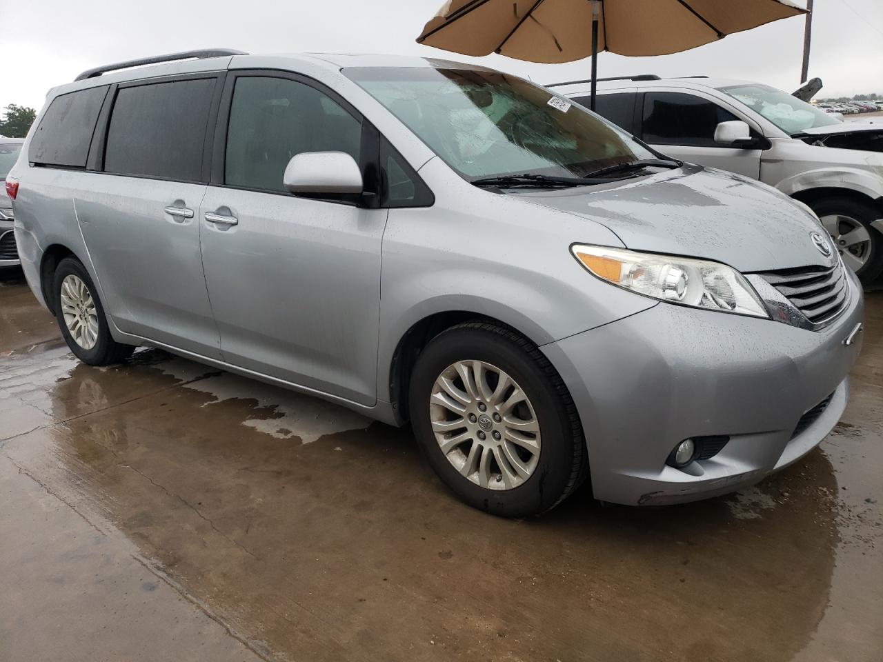 2015 Toyota Sienna - Image 4
