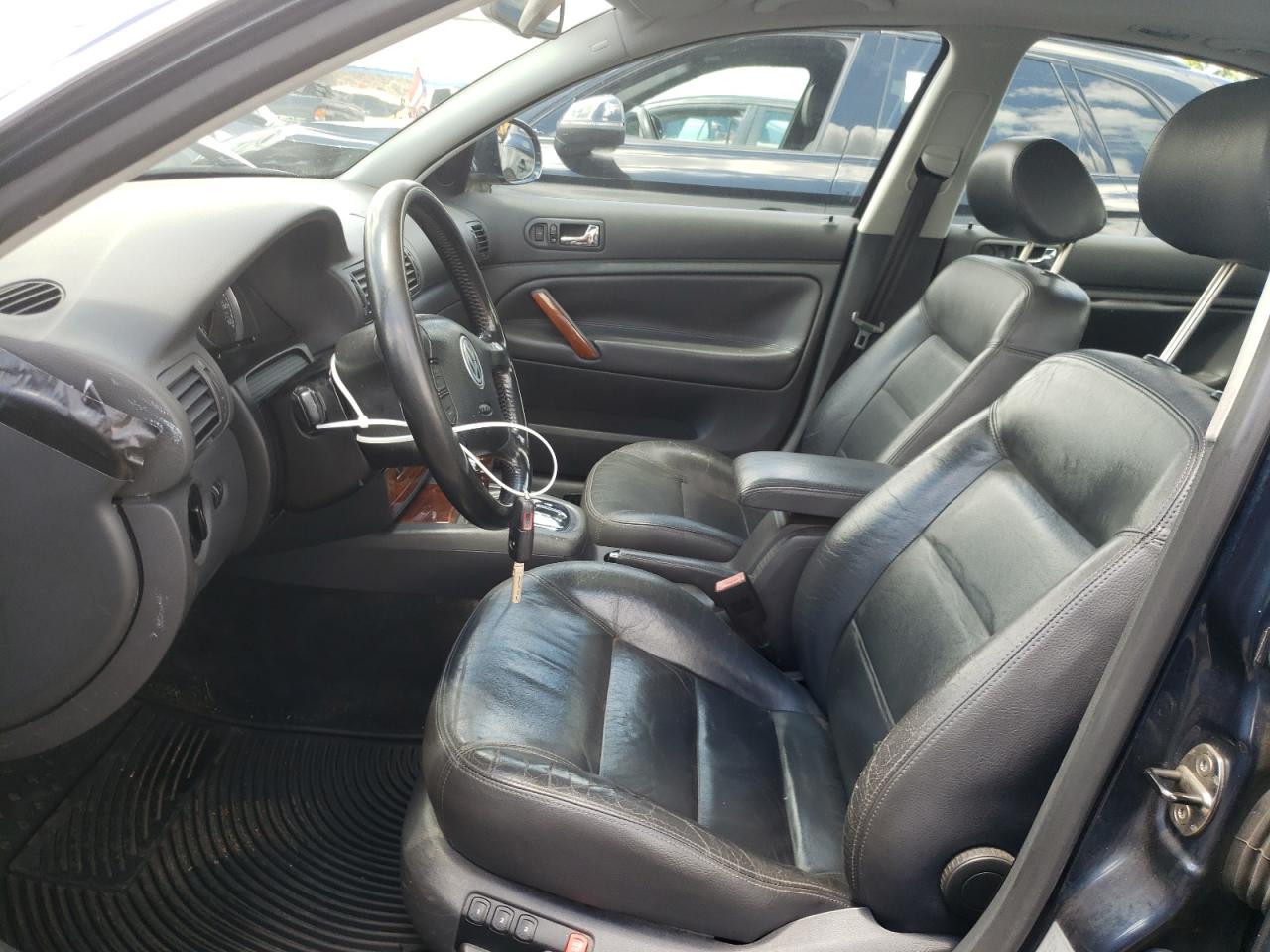 2004 Volkswagen Passat Glx 4Motion VIN: WVWTH63B34P205301 Lot: 61025324