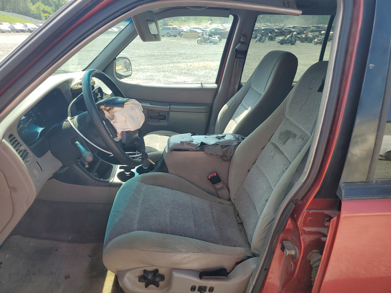 1FMZU63E9YUB06016 2000 Ford Explorer Xlt