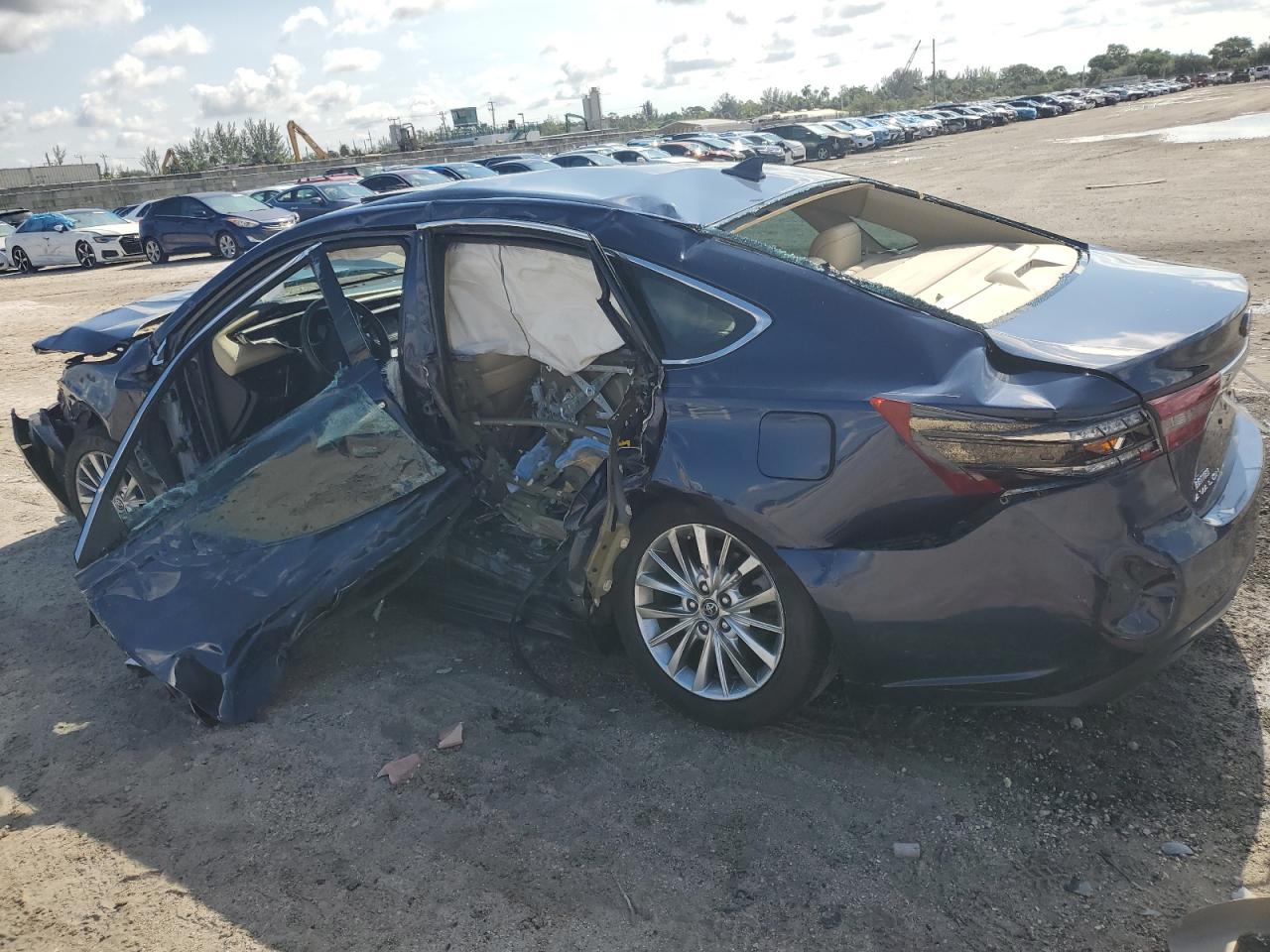 2016 Toyota Avalon - Image 2