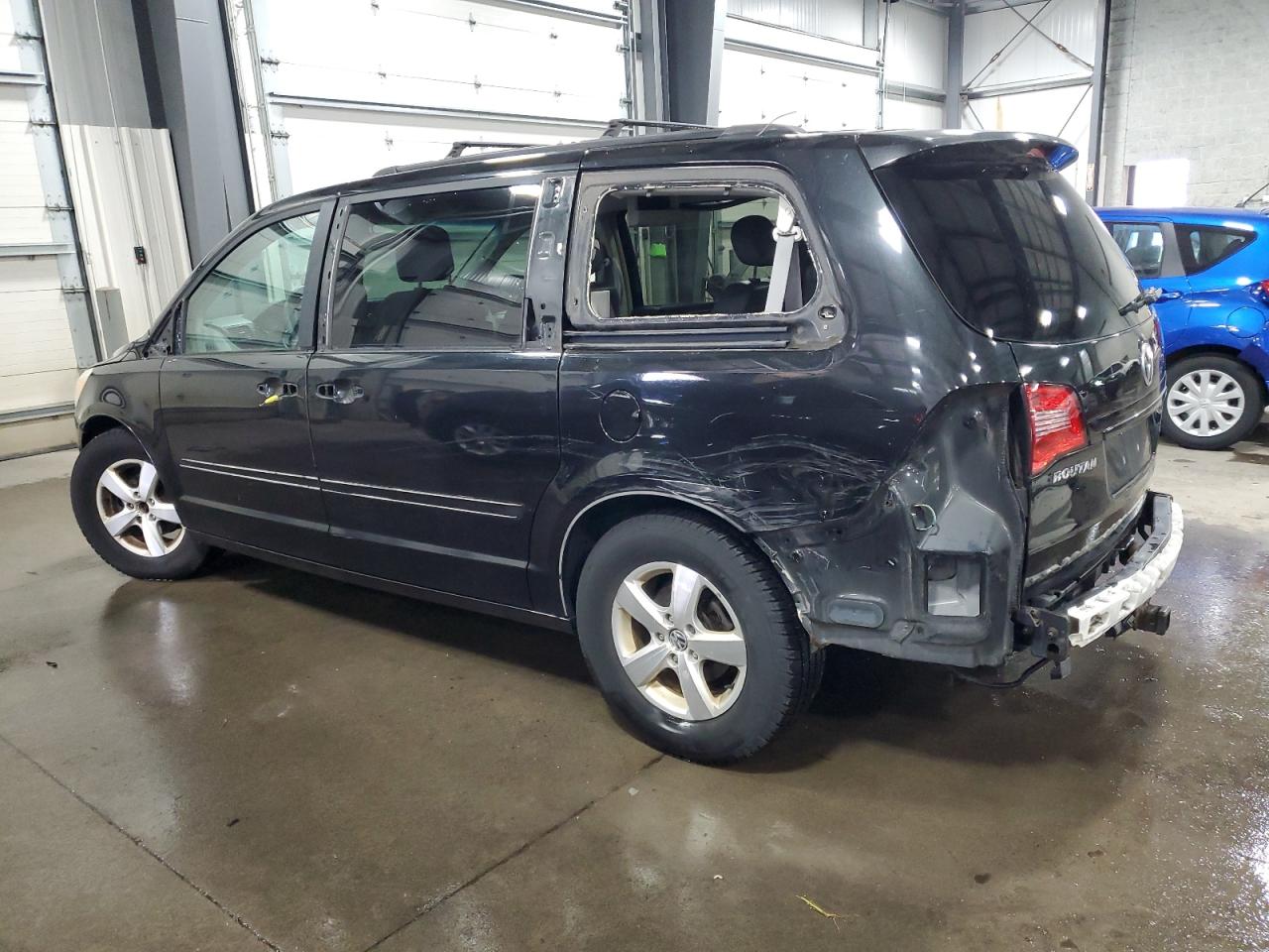 2011 Volkswagen Routan - Image 2