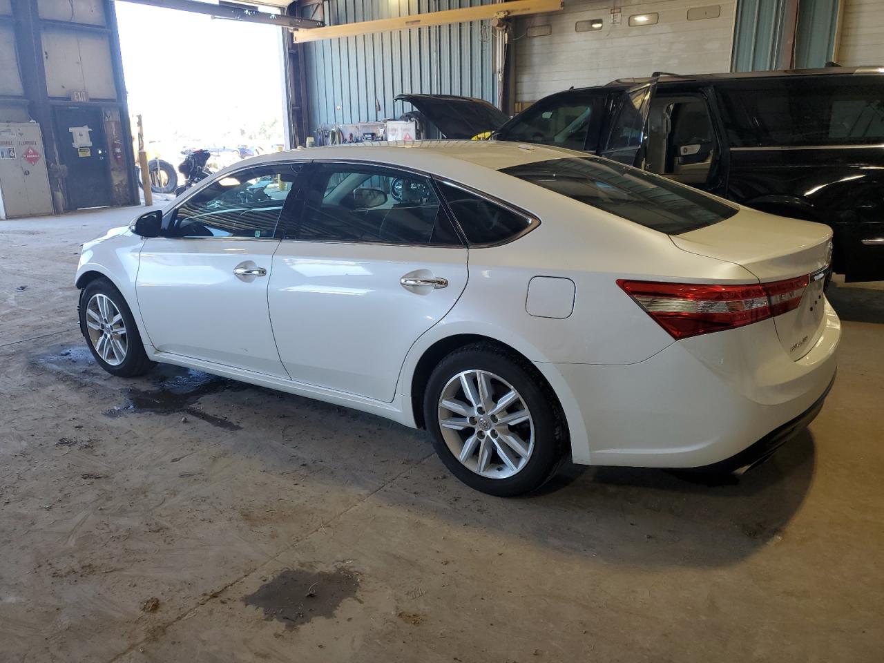 4T1BK1EB4FU173679 2015 TOYOTA AVALON - Image 2