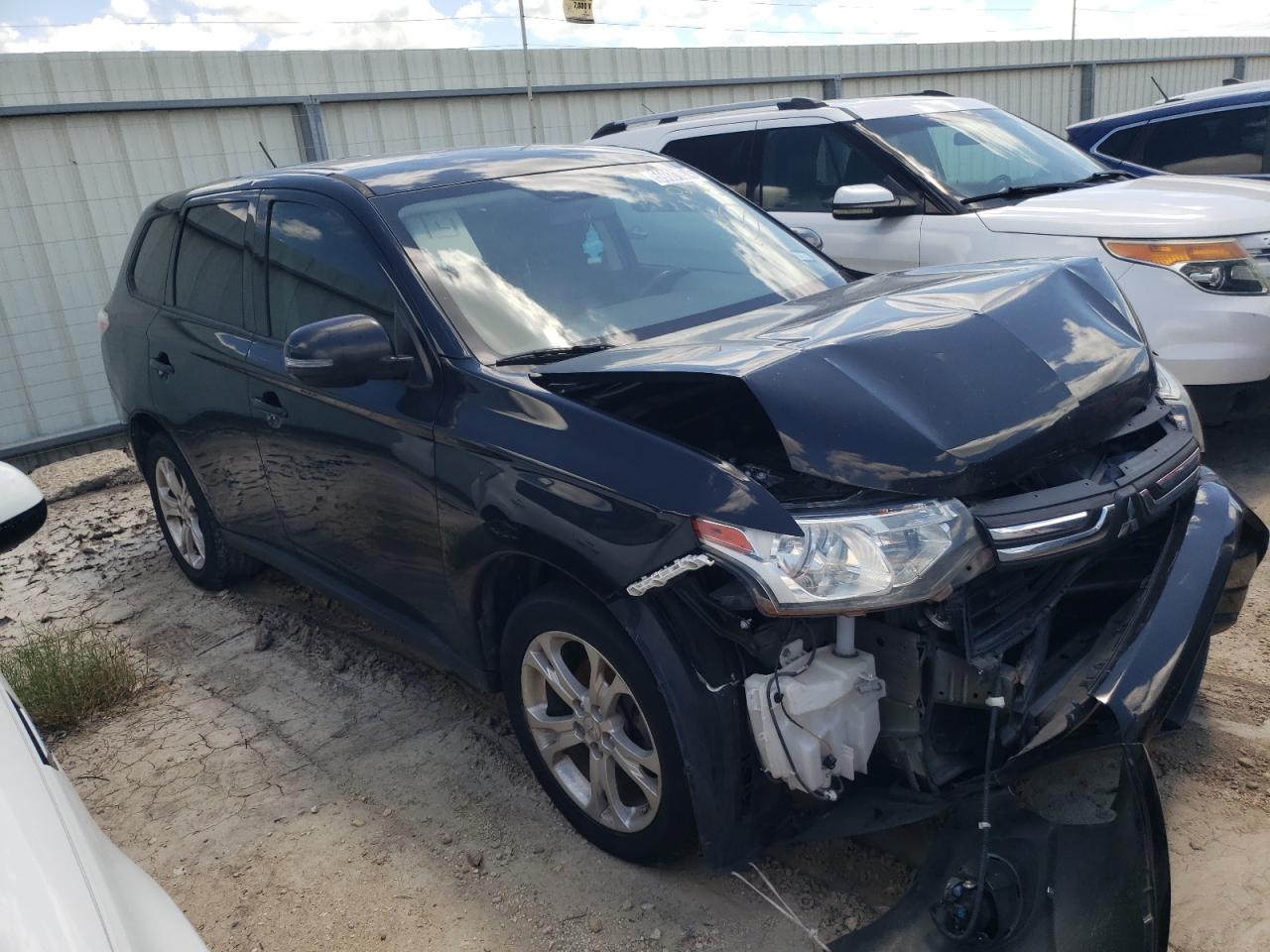 2014 Mitsubishi Outlander - Image 4