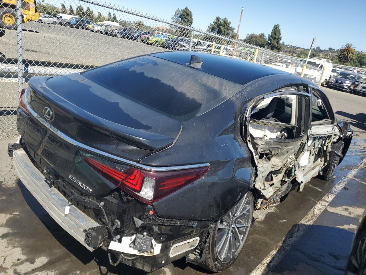 2023 Lexus ES - Image 3