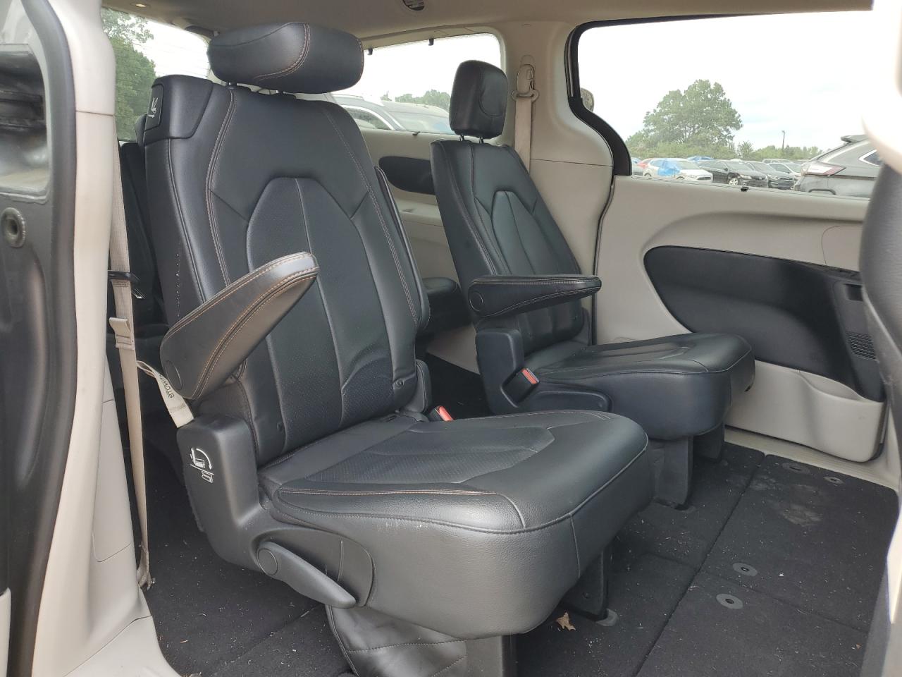 2020 Chrysler Pacifica - Image 11