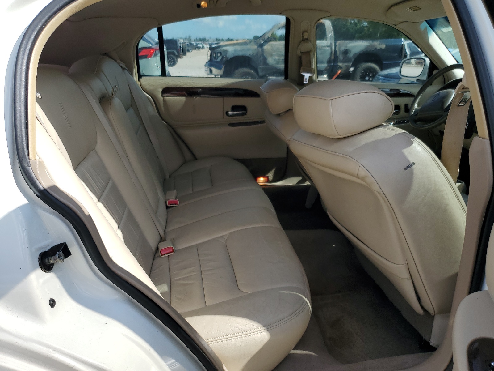 1LNHM81W3XY720036 1999 Lincoln Town Car Executive
