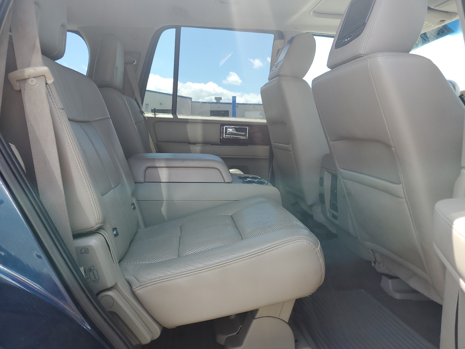 5LMJJ2J51EEL02567 2014 Lincoln Navigator