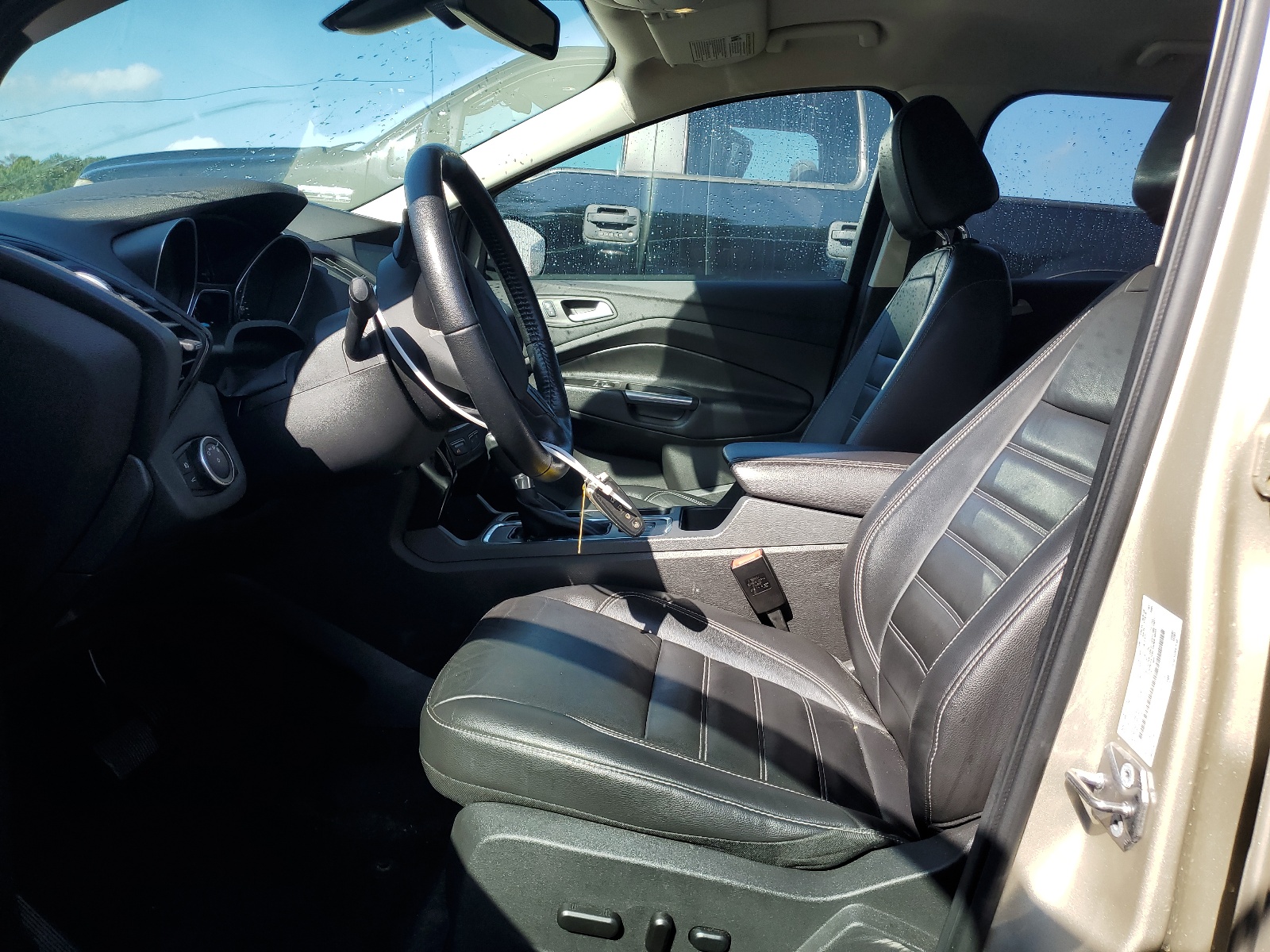 1FMCU0JD4HUC19644 2017 Ford Escape Titanium